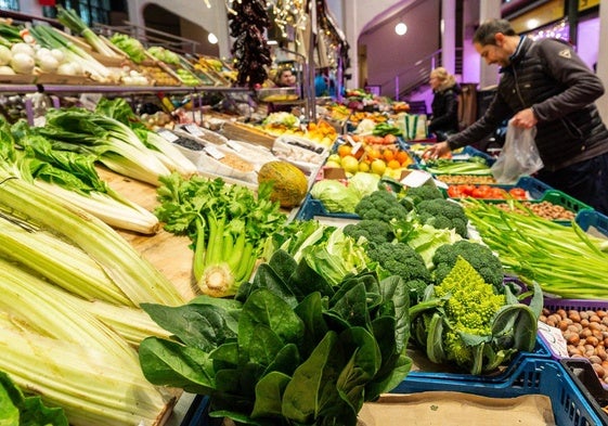 Clientes adquiern frutas, verduras y otros productos frescos en el Mercado de Abastos de Logroño, en una imagen de archivo.