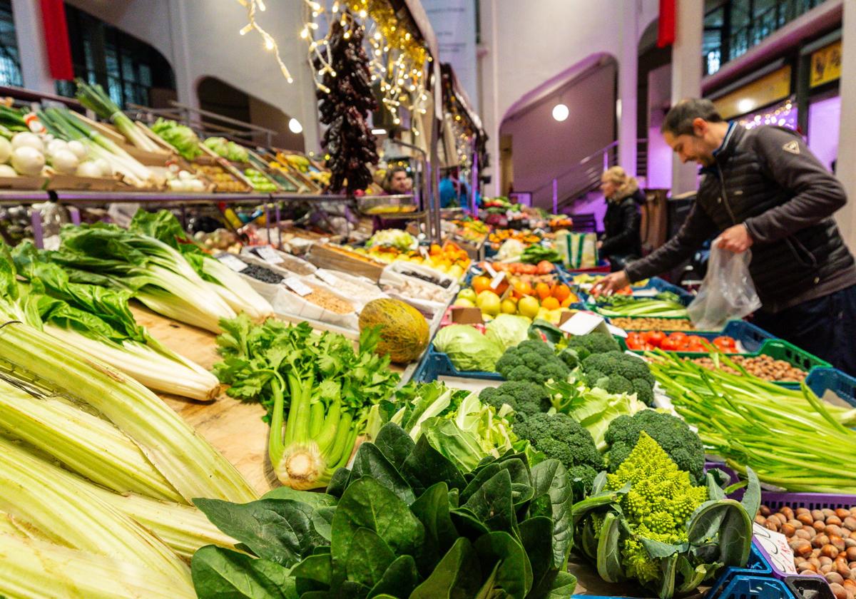 Clientes adquieren frutas, verduras y otros productos frescos en el Mercado de Abastos de Logroño, en una imagen de archivo.