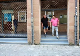 Algunos de los asistentes a la salida de la asamblea del PSOE.