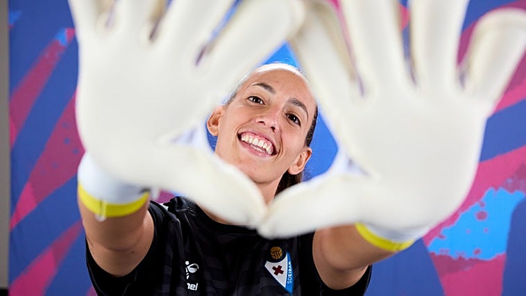 María Miralles, nueva portera del DUX Logroño, en el 'media day' de la Liga F con la elástica del Eibar.