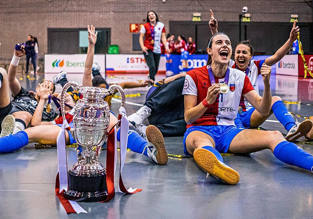 La futbolista riojana, Patri Blázquez, festeja su triunfo con la presea de oro en el cuello junto al trofeo de la Supercopa.