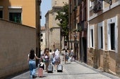 Un grupo de jóvenes se dirige a unas viviendas turísticas ubicadas en Travesía de Palacio, en pleno Casco Antiguo de Logroño.
