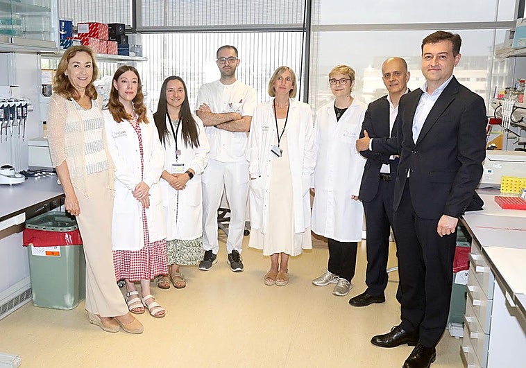 El equipo de la unidad de neurobiología del Cibir posa junto a la consejera de Salud y Políticas Sociales, María Martín, el director de Investigación del Cibir, Eduardo Mirpuri, y el gerente de la Fundación Rioja Salud, Juan Carlos Oliva
