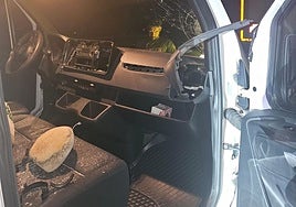 Piedra en el interior de uno de los vehículos afectados.