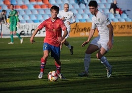 Aitor Ortega, de blanco y a la derecha, deja el Gernika para jugar en el Calahorra.