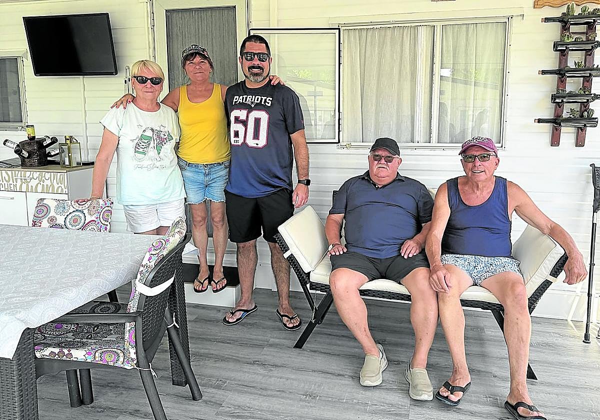 Lali y Marcial en los costados posan junto a sus amigos de Rentería y la hermana de la primera en el porche de su bungalow en Navarrete.