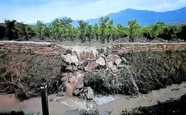 La tormenta del viernes se llevó por delante el muro de piedra de este precioso viñedo de Laguardia.