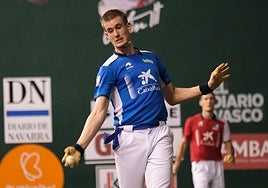 Mariezkurrena golpea la pelota con su mano derecha..