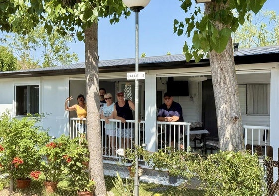 Los turistas disfrutan de sus vacaciones en el camping de Navarrete.