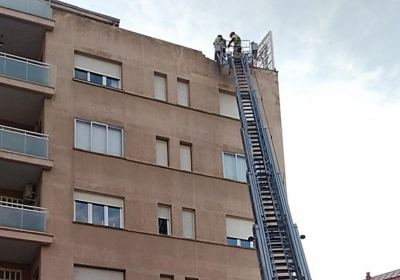 Los bomberos sanean la fachada de Vara de Rey, 74.
