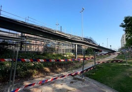 Estado actual, en plenas obras de rehabilitación, de la pasarela en cuestión.