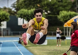 Carlos Beltrán (en una imagen en el Adarraga) sumó puntos con su salto de longitud y con el relevo corto.