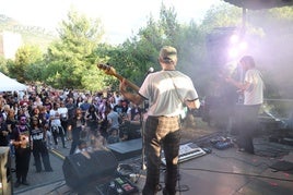 El Moradillos arrancó con el rock de Nat Simons, el público disfrutó con el virtuosismo frenético de Gilipojazz y el gran atractivo fue el pop de alto nivel de Annie B.Sweet.