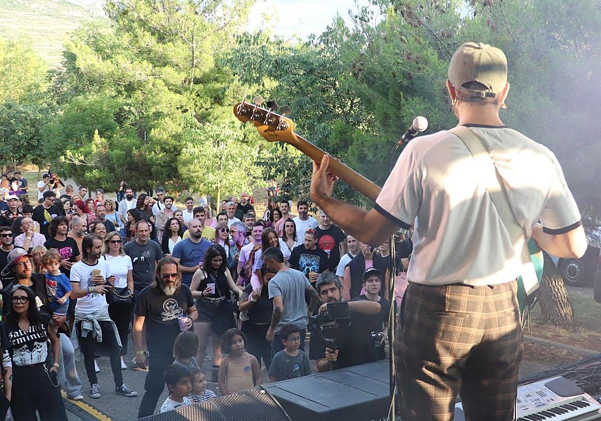 El Moradillos arrancó con el rock de Nat Simons, el público disfrutó con el virtuosismo frenético de Gilipojazz (en la imagen) y el gran atractivo fue el pop de alto nivel de Annie B.Sweet.