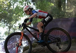 Olivia Onesti afronta una bajada.