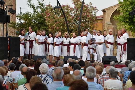 La Asociación de Joteros y Joteras de Calahorra durante una actuación en las fiestas del casco antiguo de la ciudad.
