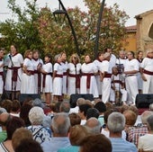 La Asociación de Joteros y Joteras de Calahorra durante una actuación en las fiestas del casco antiguo de la ciudad.