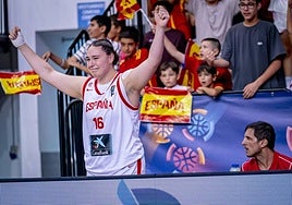 La jugadora riojana Adriana Díaz levanta los brazos entre lágrimas tras conocer que era campeona de Europa Sub'18 en La Palma.