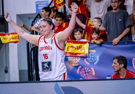 La jugadora riojana Adriana Díaz levanta los brazos entre lágrimas tras conocer que era campeona de Europa Sub'18 en La Palma.