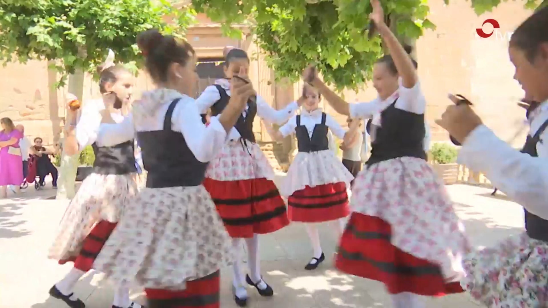En el Día Grande en honor a San Cristóbal en Entrena no podían faltar los bailes regionales
