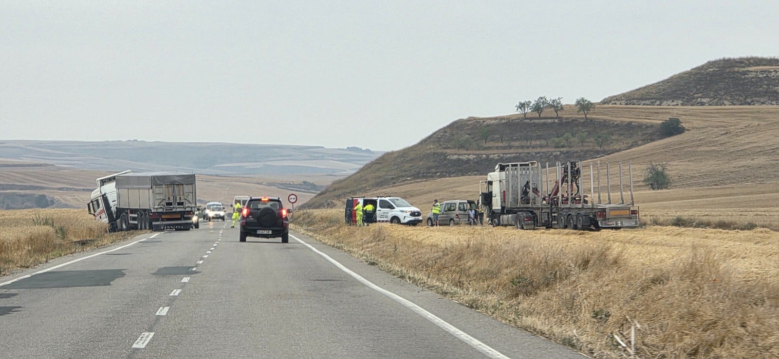 Los vehículos afectados, en los márgenes de la carretera.