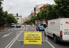 Cartel informativo del corte de los Muros «por obras» en avenida de la Paz, con giro obligatorio hacia avenida de Navarra.