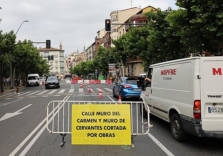 Cartel informativo del corte de los Muros «por obras» en avenida de la Paz, con giro obligatorio hacia avenida de Navarra.