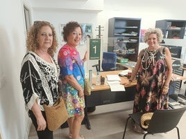 La junta del centro de participación de Calahorra entrega 2.545 firmas para que abra los domingos y festivos en verano