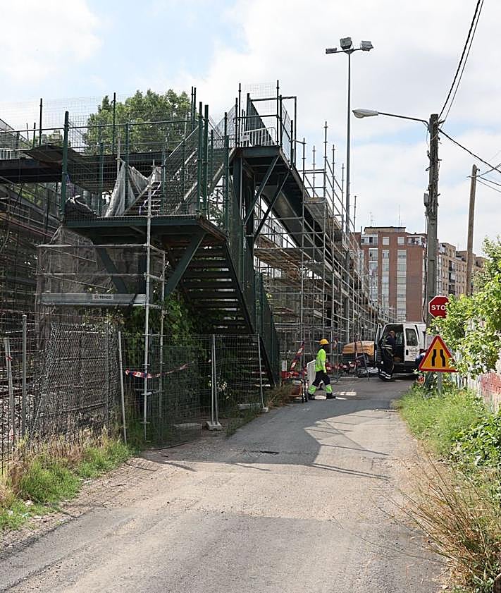 Imagen secundaria 2 - La «faena» de estar sin pasarela un mes y medio entre Gonzalo de Berceo y Fuenmayor
