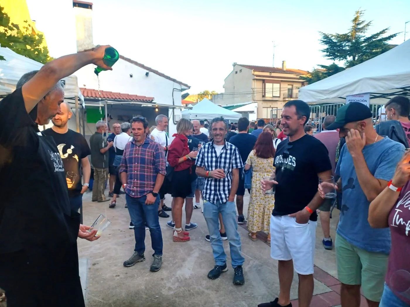 Una cuadrilla, en un anterior festival de la sidra de El Redal.