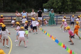 Los niños de la Escuela de Verano recibieron ayer la visita en el parque del Cidacos de las representantes municipales.