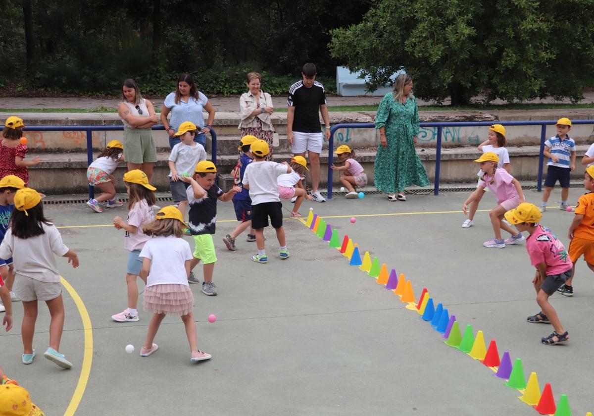Los niños de la Escuela de Verano recibieron ayer la visita en el parque del Cidacos de las representantes municipales.