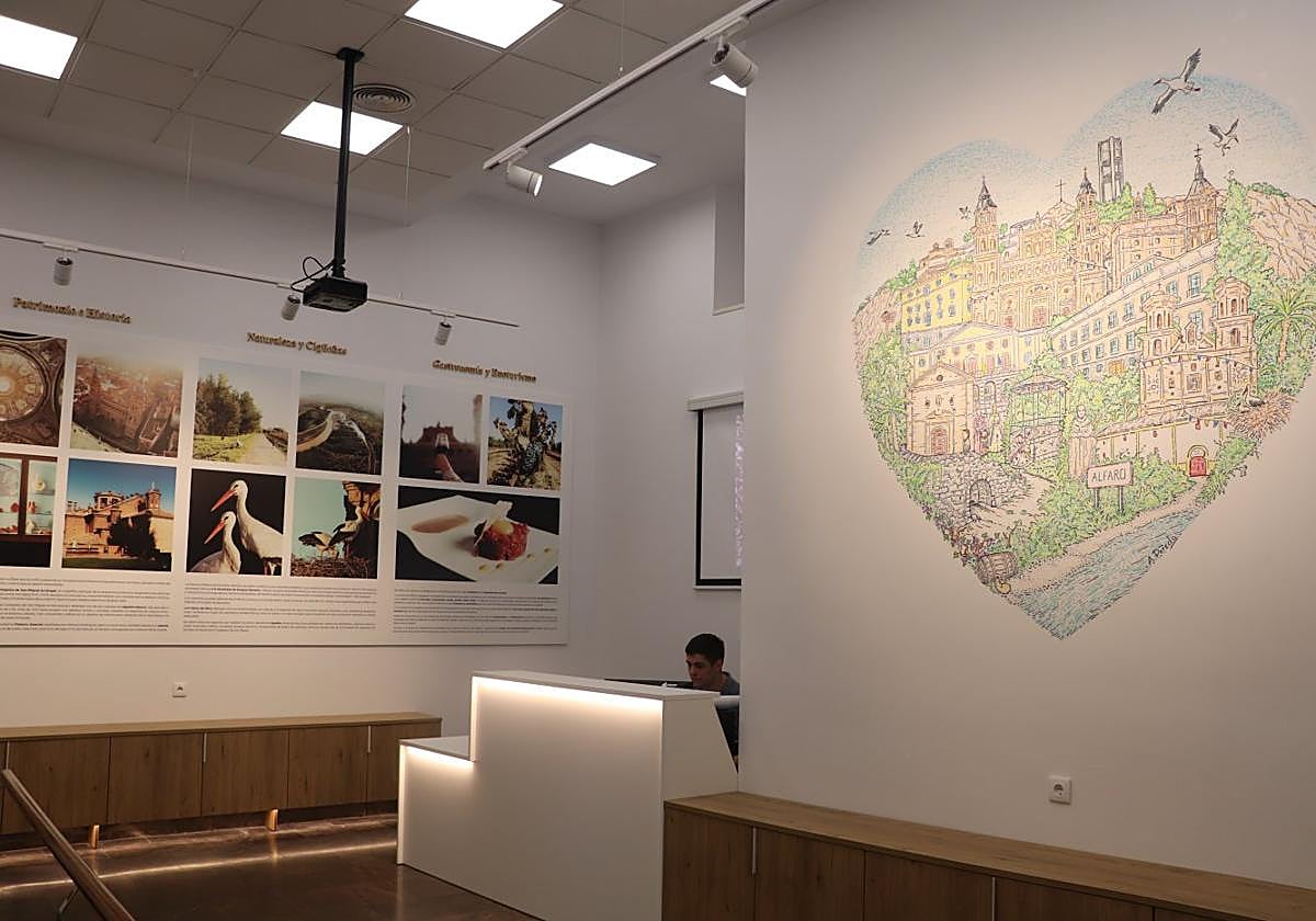 El enorme mural de Adrián Pereda protagoniza la remozada oficina.