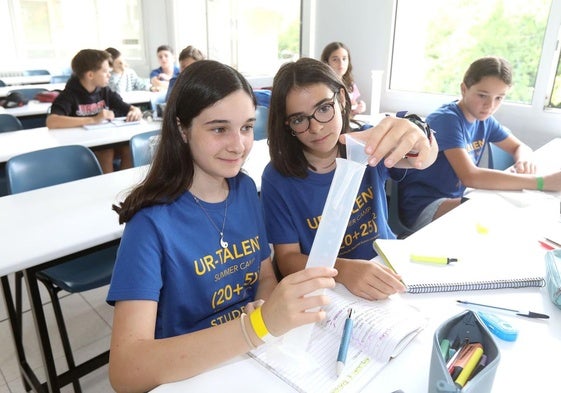 Dos niñas del campamento, experimentando.