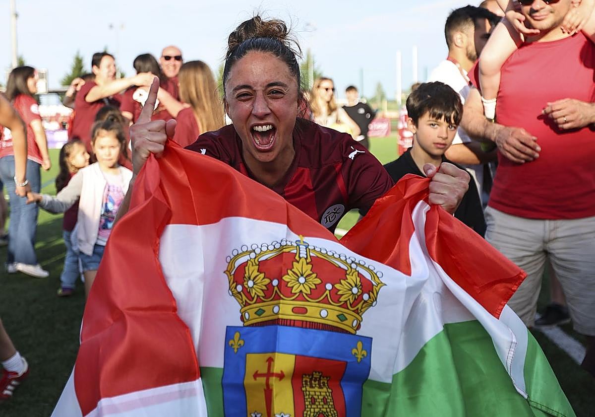 Lorena Valderas, con la bandera de La Rioja, festeja emocionada el ascenso a la Liga F tras ganar la final contra el Cacereño en Pradoviejo.