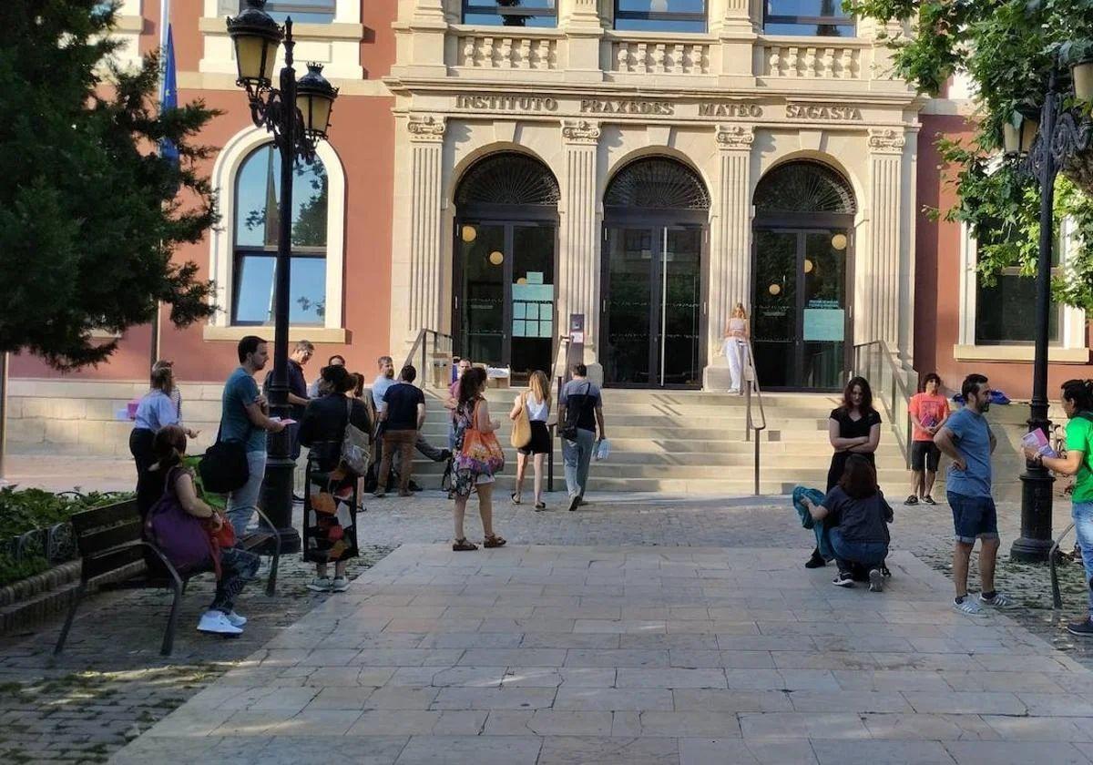 Opositores acuden a un examen en el IES Sagasta, en una convocatoria anterior.
