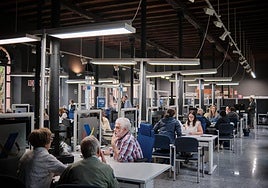 Agencia Tributaria. Trabajadores de la Administración pública en La Rioja ayudan a ciudadanos en la campaña de la declaración de la renta.