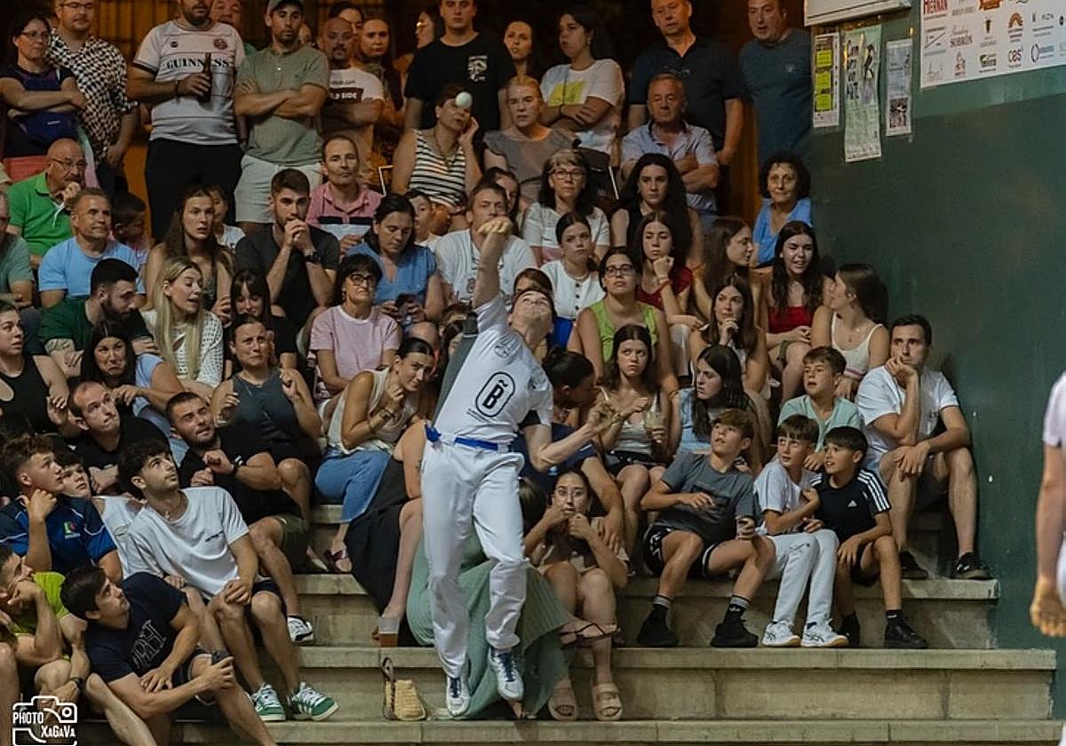Espectacular pelotazo con el público de fondo en el torneo de Baños.