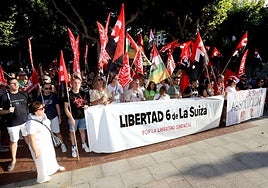 Concentración de apoyo a 'Las seis de la Suiza' en El Espolón este martes.