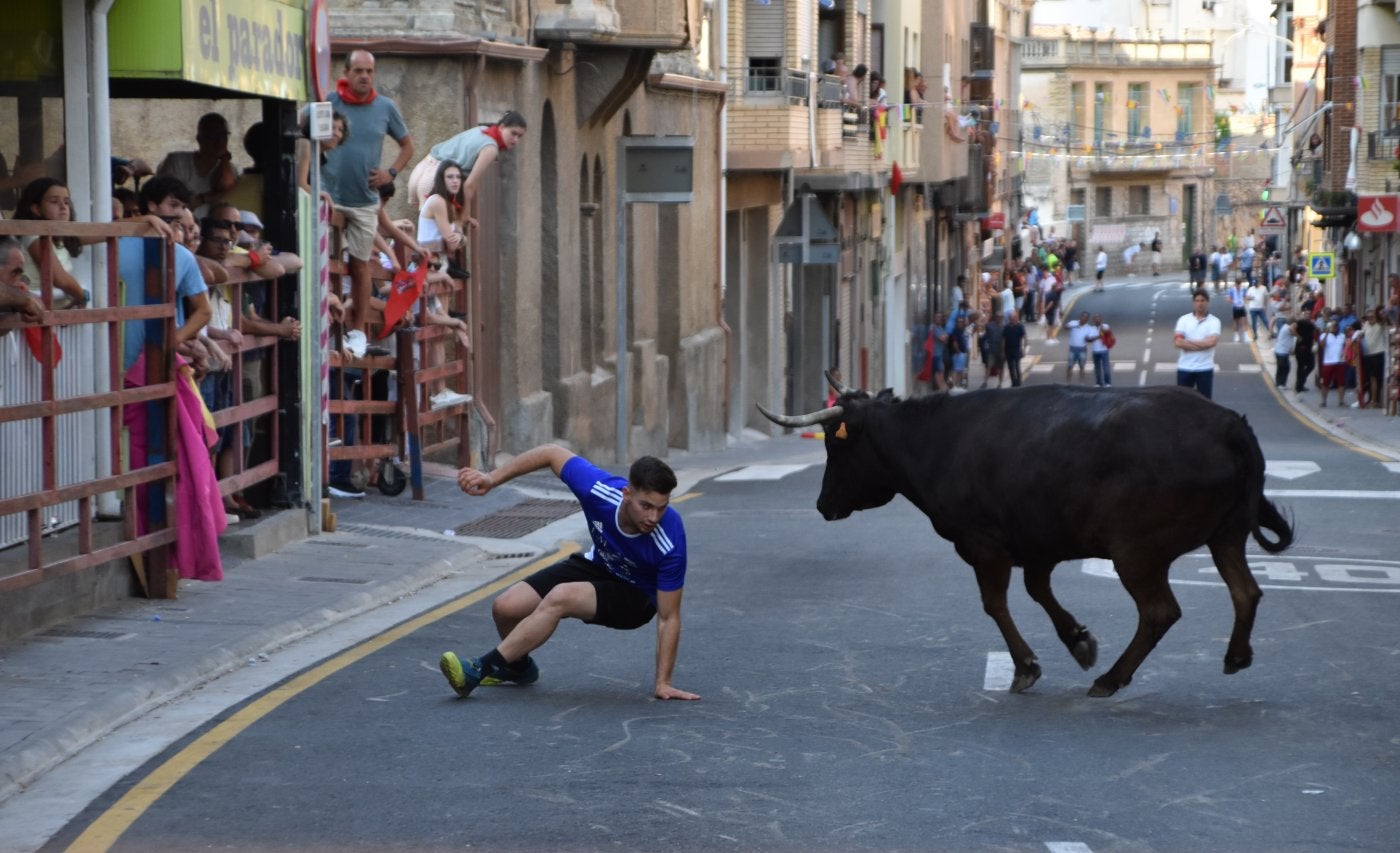 Un recortador, en un encierro de fiestas de Santa Ana de 2024.
