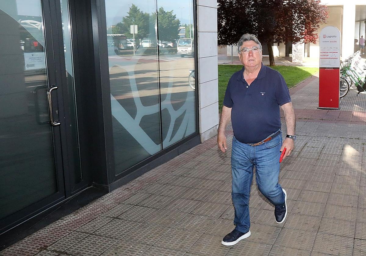 Jacinto Alonso, presidente saliente, en la puerta de la Federación Riojana de Fútbol.