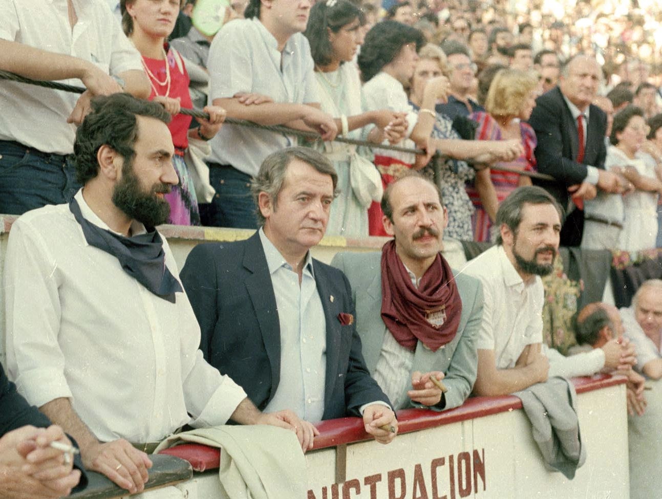 Javier Sáenz Cosculluela y Javier Moscoso, ministros del PSOE en el Gobierno de Felipe González, aparecen en esta foto en la plaza de toros de Logroño, con el alcalde Manuel Sáinz y el presidente de La Rioja José María de Miguel.