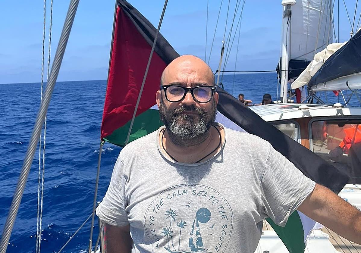 Sergio Toribio en el velero Madleen, donde fue secuestrado el pasado mes de junio.