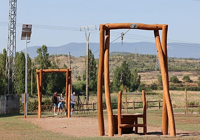 La tirolina del parque, aún por finalizar.