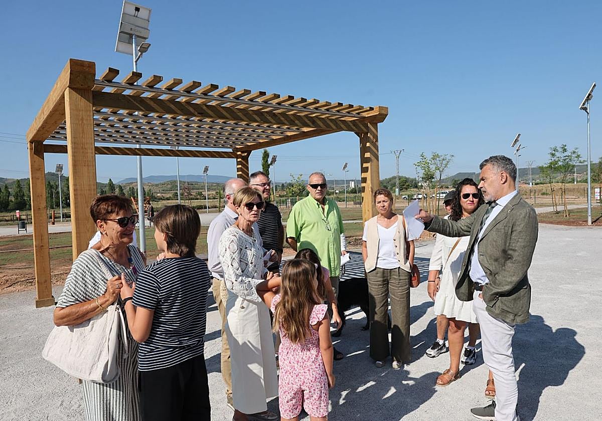 Vecinos de la zona, con el alcalde y los concejales que han visitado las obras del parque Las Tejeras.