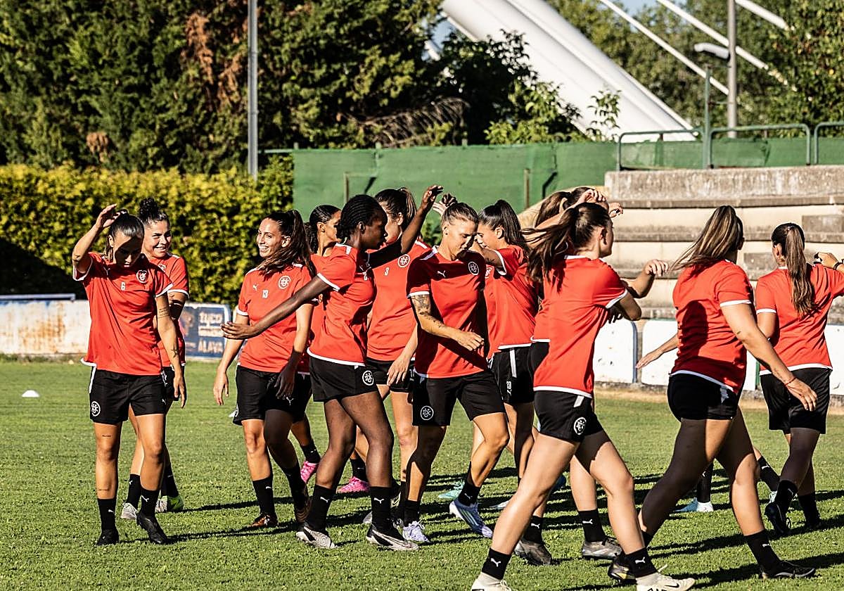Las jugadoras del DUX se ejercitan en La Isla.