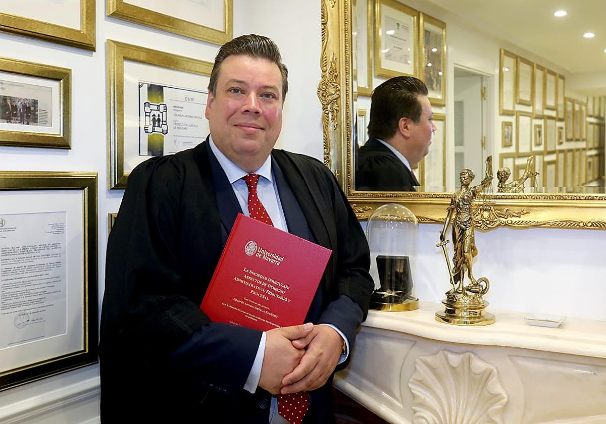 Eduardo Antonio Ortega Noguero posa con su tesis en su despacho.