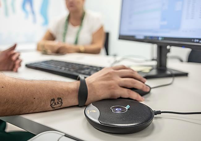 El dispositivo apenas ocupa espacio y descarga en segundos un informe clínico completo.