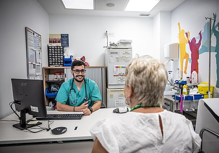 El doctor Serra, con la herramienta en una de las consultas de Viamed-Los Manzanos.