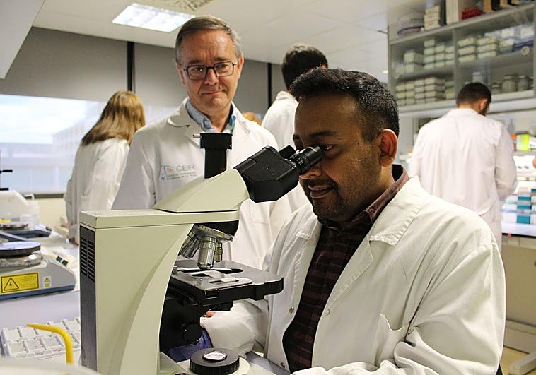 Alfredo Martínez observa a un investigador en el laboratorio del Cibir.